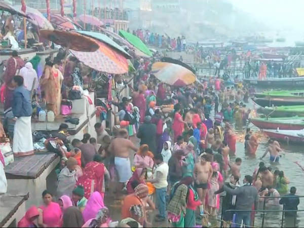 Devotees take holy dip in river Ganga on Mauni Amavasya Devotees take holy dip in river Ganga on Mauni Amavasya
