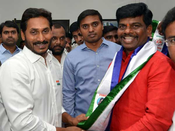 హిందూపూర్ బాధ్యతలు అప్పగింత..