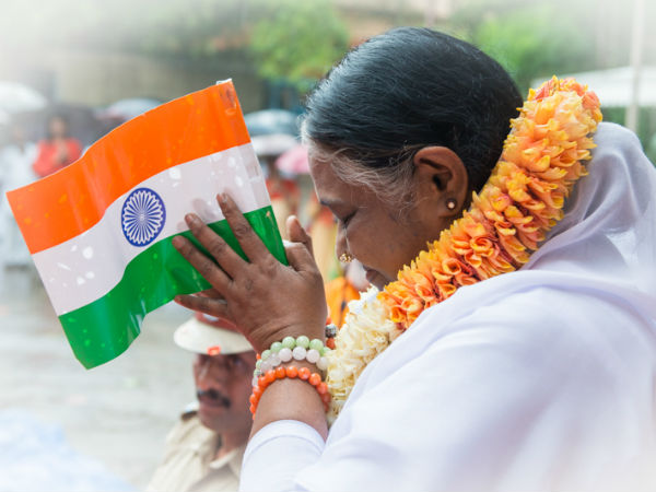 Mata Amritanandamayi to Donate Rs 5 lakh Each to Families of CRPF Martyred in Pulwama Mata Amritanandamayi to Donate Rs 5 lakh Each to Families of CRPF Martyred in Pulwama