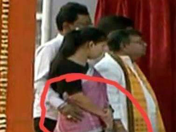 మహిళా మంత్రితో పబ్లిక్ గా