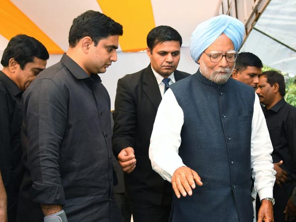 వైసీపీ నేతలు ఫ్లెక్సీలు ఏర్పాటు చేశారు