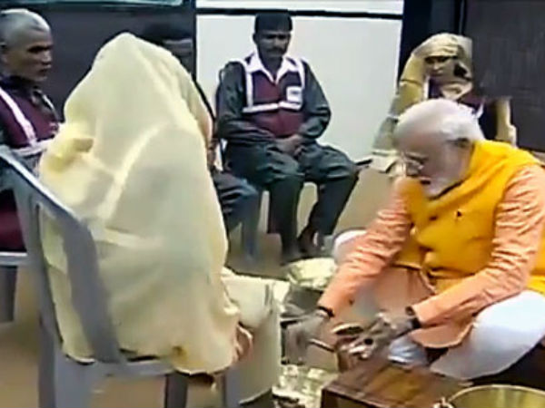 PM Narendra Modi Washes Feet of Sanitation Workers At Kumbh, Performs Ganga Arti PM Narendra Modi Washes Feet of Sanitation Workers At Kumbh, Performs Ganga Arti