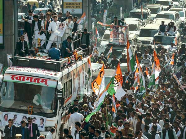 ర్యాలీలో దొంగల చేతివాటం..
