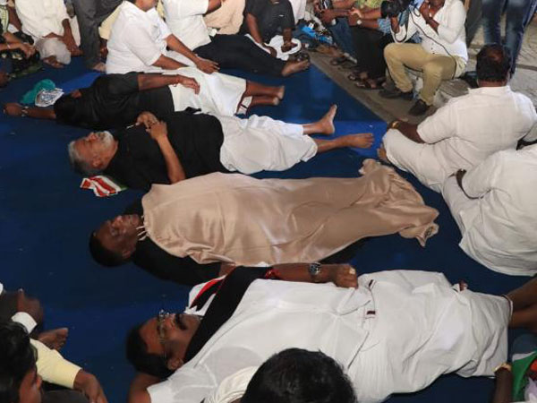 Puducherry CM and Ministers Sleep Outside LG Kiran Bedi’s House in Protest, Block All Entrances Puducherry CM and Ministers Sleep Outside LG Kiran Bedi’s House in Protest, Block All Entrances
