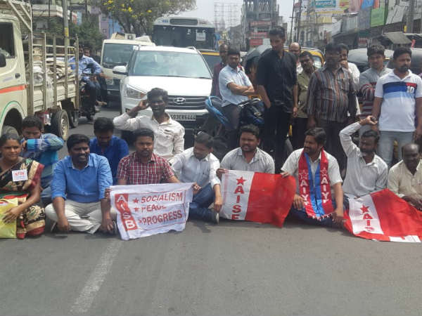 విద్యార్ధి సంఘాల రాస్తారోకో ..ప్రేమోన్మాదికి కఠిన శిక్ష వెయ్యాలి