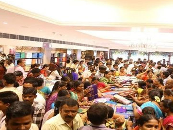 10 రూపాయలకే చీర .. చీరల కోసం సిద్దిపేట షాపింగ్ మాల్ లో తొక్కిసలాట
