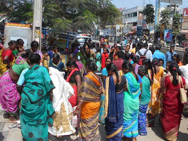 పబ్లిసిటీ స్టంట్ చేస్తున్న షాపింగ్ మాల్ నిర్వాహకులు.. చోద్యం చూస్తున్న అధికారులు