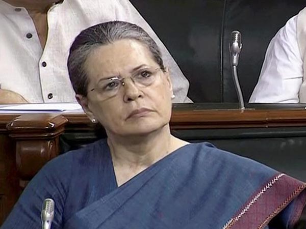 Sonia Gandhi Leads Table Thumps In Parliament To Appreciate Nitin Gadkari Sonia Gandhi Leads Table Thumps In Parliament To Appreciate Nitin Gadkari