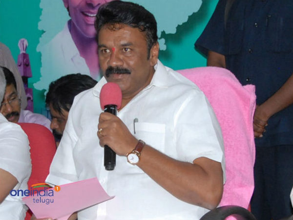 కేసీఆర్ పుట్టిన రోజున హడావిడి వద్దన్న కేటీఆర్..! నగరాన్ని ఫ్లెక్సీలతో నింపిన తలసాని..!!