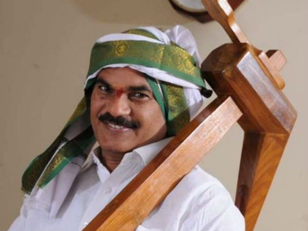 Thota Trimurthulu meets TS minister Talasani, may join YSRCP Thota Trimurthulu meets TS minister Talasani, may join YSRCP