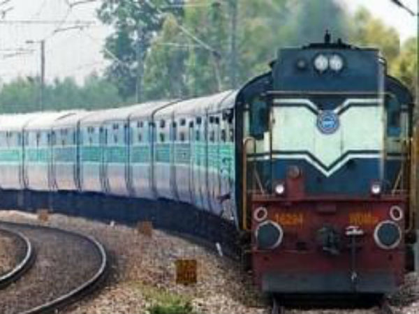 ఘోర మరణం..! నడుస్తున్న రైలునుండి పడిపోయిన యువకుడు..!!