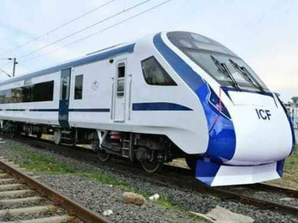 Flying ballast hits Vande Bharat Express, drivers screen, side windows damaged Flying ballast hits Vande Bharat Express, drivers screen, side windows damaged