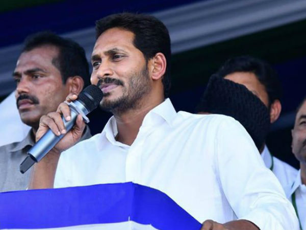 సీఎంగా తెలంగాణలోని సీమాంధ్రుల మన్ననలు అందుకున్న కేసీఆర్