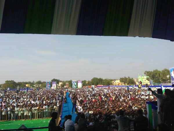 అన్న వస్తాడని చెప్పండి