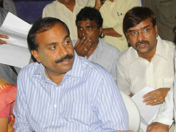 దేశ వ్యాప్తంగా ఎన్నికల వేడి..! కర్ణాటకలో కనిపించని గాలి జనార్ధన్ రెడ్డి..!!