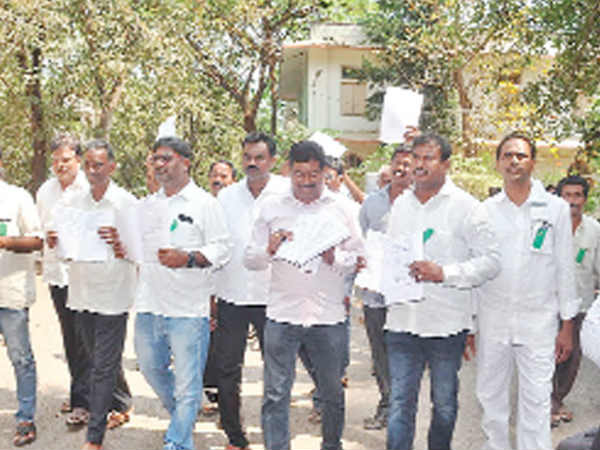 ఓటు వేయడం ప్రహసనమేనా ?