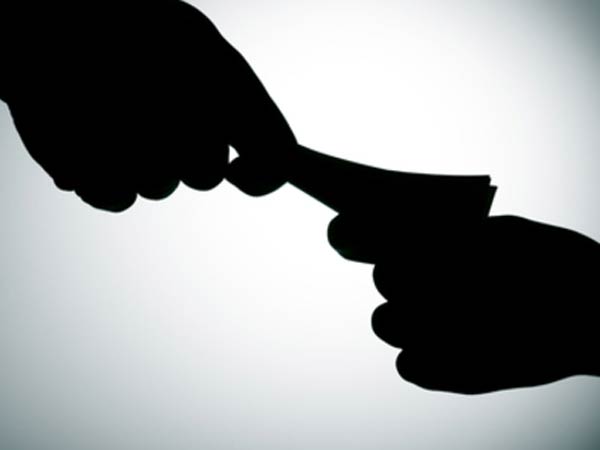 యూనిఫాం లో ఉండి..డబ్బులు పంచుతూ