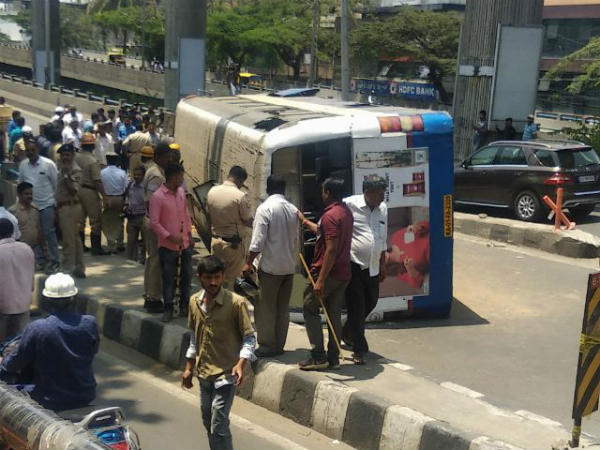BMTC bus overturned in Rajajinagar Flyover 8 passengers serious in Bengaluru BMTC bus overturned in Rajajinagar Flyover 8 passengers serious in Bengaluru