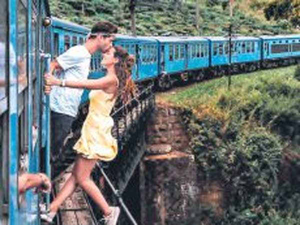 Mad pair..! Danger skits in moving train..!! Mad pair..! Danger skits in moving train..!!