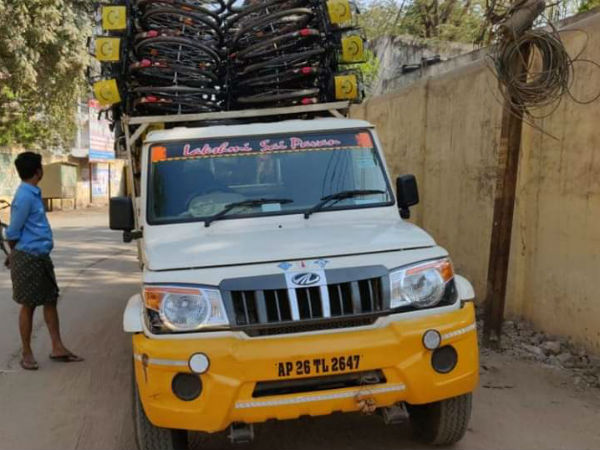 Cycles which is having TDP logo for distrbution in Nellore caught by YSRCP leaders Cycles which is having TDP logo for distrbution in Nellore caught by YSRCP leaders