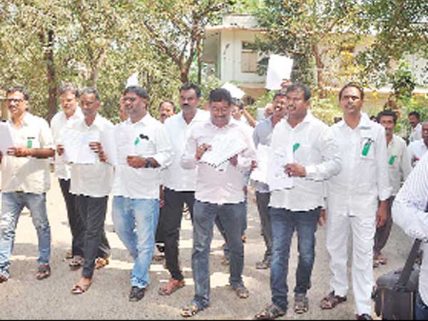 నామినేషన్లు ఉపసంహరించుకోవాలని రైతన్నలపై టీఆర్ఎస్ ఒత్తిడి