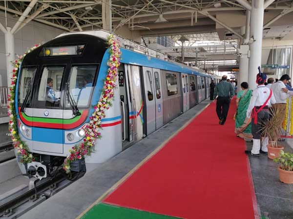 మెట్రో లో ప్రయాణించేందుకు ఆసక్తి చూపుతున్న యువత..!!