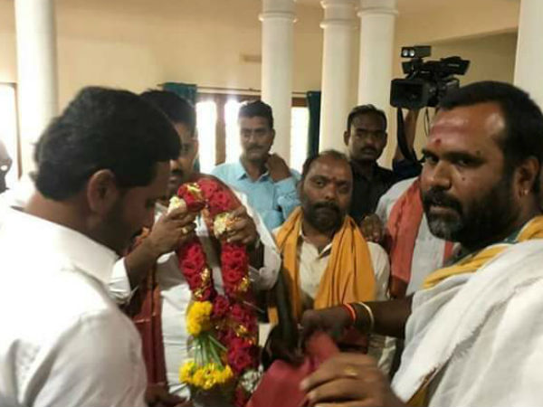 YS Jagan submitted his nomination papers to ro at pulivendula YS Jagan submitted his nomination papers to ro at pulivendula