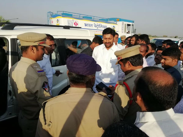 Tension mounted in Jammalamadugu constituency as YSRCP leaders stopped by TDP Tension mounted in Jammalamadugu constituency as YSRCP leaders stopped by TDP