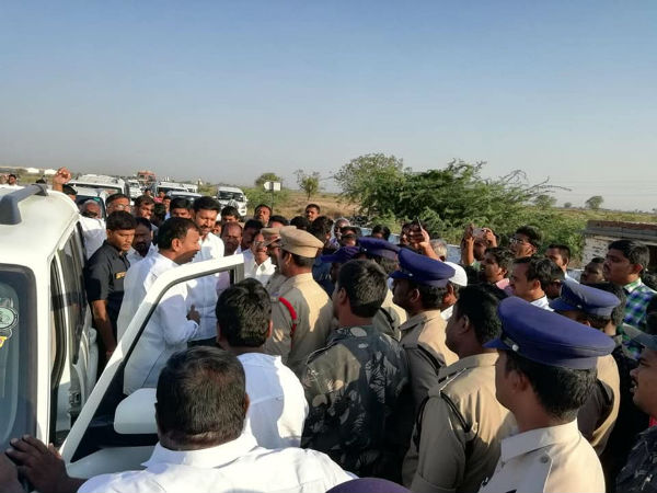 Tension mounted in Jammalamadugu constituency as YSRCP leaders stopped by TDP Tension mounted in Jammalamadugu constituency as YSRCP leaders stopped by TDP