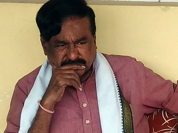 ఫిర్యాదు చేసిన కార్యకర్తలు