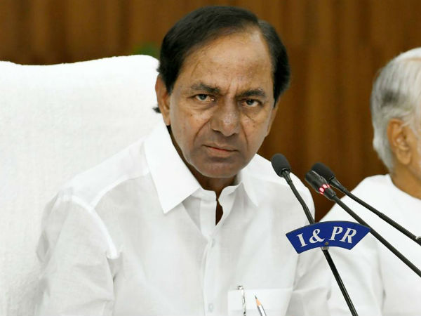 ఈసీ నోటిఫికేషన్ రాగానే ప్రచార రంగంలోకి కేసీఆర్ఈసీ ఎన్నికల నోటిఫికేషన్ రాగానే కేసీఆర్ ఎన్నికల ప్రచారంలోకి దిగుతారు. అభ్యర్థుల జాబితా ప్రకటించిన తర్వాత ఒకటి, రెండు రోజులకు ఆయన ప్రచారం ప్రారంభించాలని నిర్ణయించారు. 16 లోకసభ నియోజకవర్గాల్లో 50కి పైగా సభల్లో పాల్గొనాలని నిర్ణయించారు. వేదికలను ఖరారు చేశారు. 16 లోకసభ స్థానాల్లో గెలిచి, ఢిల్లీలో చక్రం తిప్పాలని ఆయన భావిస్తున్నారు. కేసీఆర్కు అండగా.. ఏపీ నుంచి వైయస్సార్ కాంగ్రెస్ పార్టీ ఉంటుందని భావిస్తున్నారు. తమ థర్డ్ ఫ్రంట్లోకి జగన్ను తెరాస ఆహ్వానించింది. రెండు తెలుగు రాష్ట్రాల నుంచి ఎక్కువ స్థానాలను గెలిచి, రెండు తెలుగు రాష్ట్రాలకు చెందిన పార్టీలు (వైసీపీ, తెరాస) కలిసి ఢిల్లీలో చక్రం తిప్పాలని భావిస్తున్నాయి.