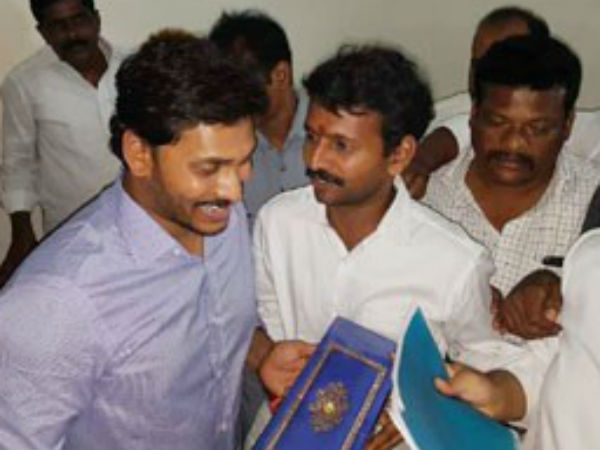 ఎవరీ మనోజ్ కొఠారి..