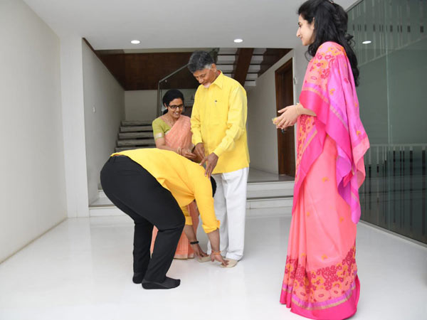 it minister of andhra pradesh submitted his nomination papers at mangalagiri it minister of andhra pradesh submitted his nomination papers at mangalagiri