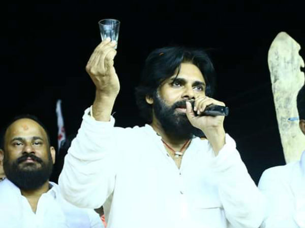 ఆంధ్రావాళ్లను కొడుతున్నారు..