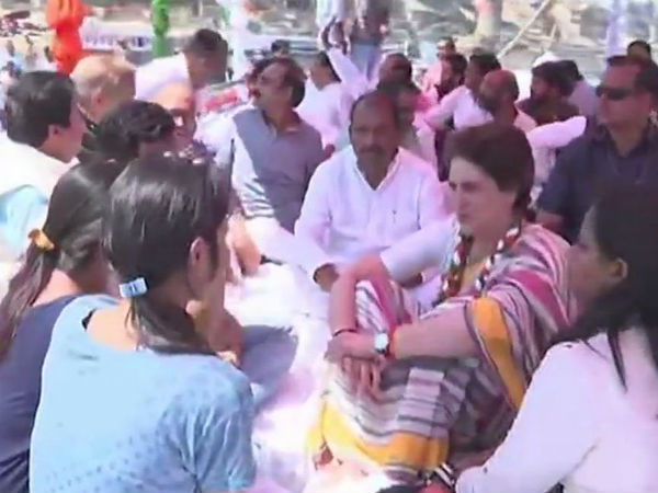 Priyanka Gandhi Vadra offers prayers at Kashi Vishwanath temple in Varanasi Priyanka Gandhi Vadra offers prayers at Kashi Vishwanath temple in Varanasi