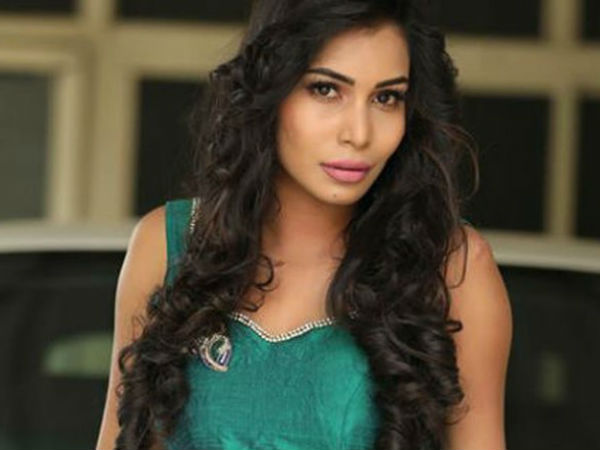 రాజకీయాల్లో ఫేమస్ అవ్వాలని పోటీ