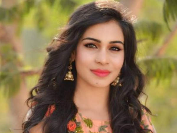 దివంగత మాజీ ఎమ్మెల్సీ, మంత్రి పాలడుగు వెంకట్రావుకు సమీప బంధువు