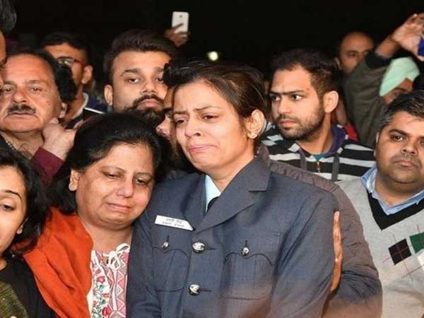 Despite the death of Siddharth vishisht his wife showed patriotism....tribute to husband as Squadron Leader Despite the death of Siddharth vishisht his wife showed patriotism....tribute to husband as Squadron Leader