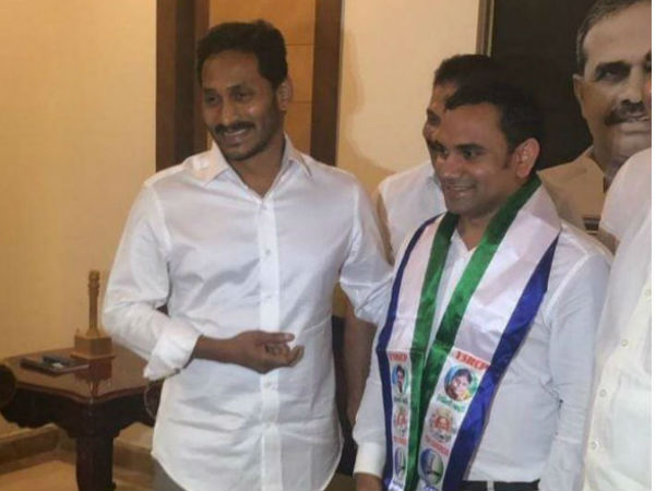 వైసీపీ కండువా కప్పుకున్న గేదెల శ్రీనుబాబు