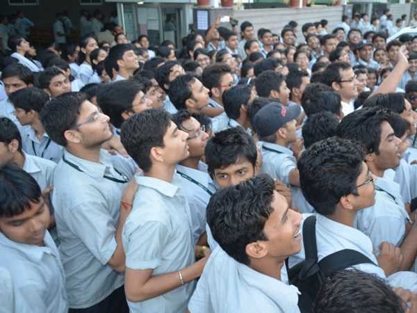 పెండింగ్ కేటగిరీలో ఎక్కువగా బీసీల ఫీజులే..! ఇబ్బంది పడుతున్న విద్యార్థులు..!!
