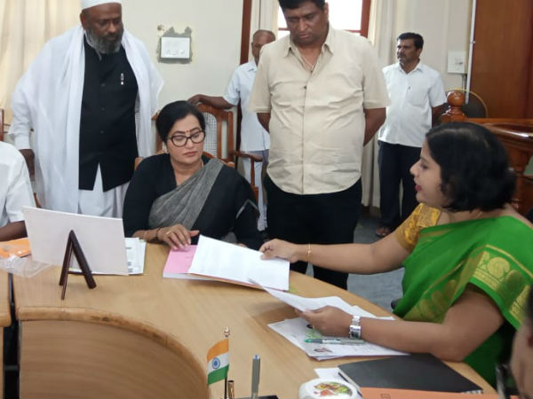 Lok Sabha Elections 2019:Actress Sumalatha filed the nomination as an independent candidate from the Mandya constituency. Lok Sabha Elections 2019:Actress Sumalatha filed the nomination as an independent candidate from the Mandya constituency.