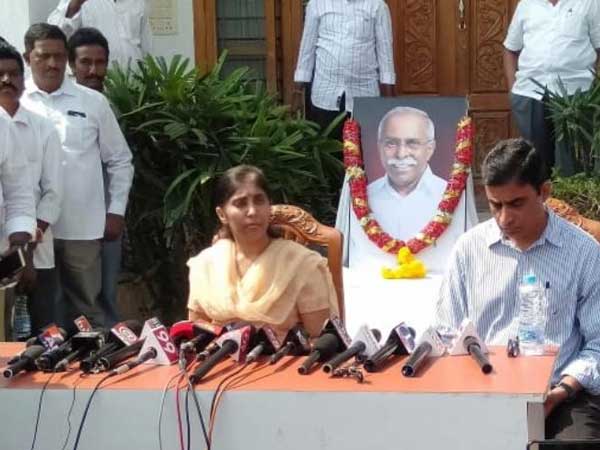 పరమేశ్వర రెడ్డితో వారికి సంబంధాలు..