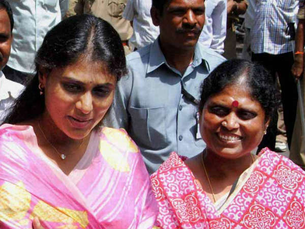 ప్రచారం లో విజయమ్మ..షర్మిళ..