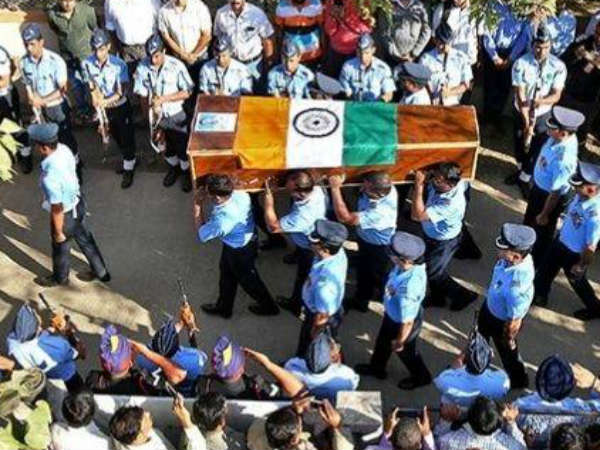 నెటిజన్లతో నినాద్ భార్య విజేత..