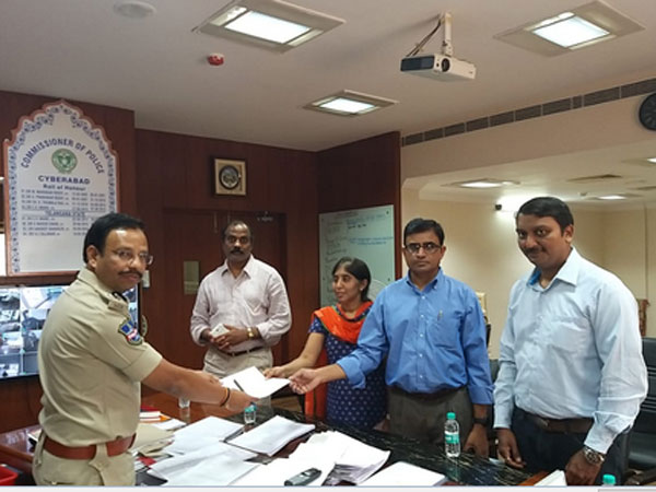 Vivekas Daughter Sunitha met Cyberabad Commissioner : complaint on social media Vivekas Daughter Sunitha met Cyberabad Commissioner : complaint on social media