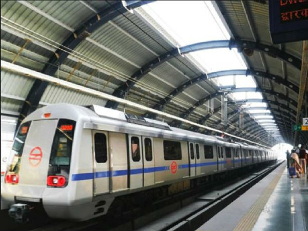 Woman jumps on Delhi metro track to grab Rs 2,000 note, goes under train: unhurt Woman jumps on Delhi metro track to grab Rs 2,000 note, goes under train: unhurt
