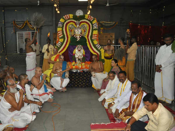 ఆశ్రిత రక్షకుడైన గోవర్ధనగిరిధారిగా నారసింహుడు