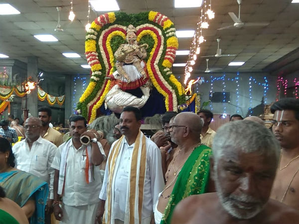 దేవాదాయశాఖామంత్రిని వేడుకలకు ఆహ్వానించిన ఆలయ ఈవో గీత