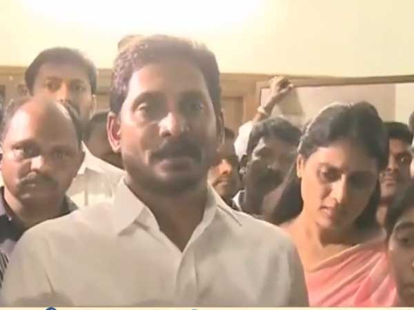 బెడ్రూంలోనే హత్య చేసి కథ అల్లే ప్రయత్నం చేశారు