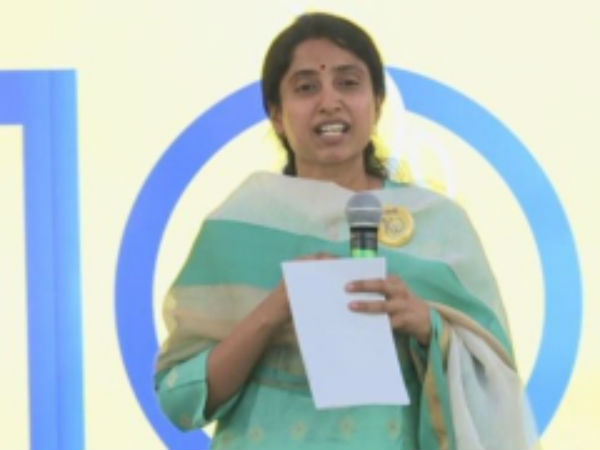 Jagans wife Bharathi reddy campaigns for the party Jagans wife Bharathi reddy campaigns for the party